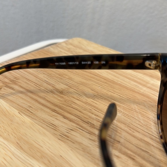 Reposh Tory Burch tortoise sunglasses - Picture 3 of 4